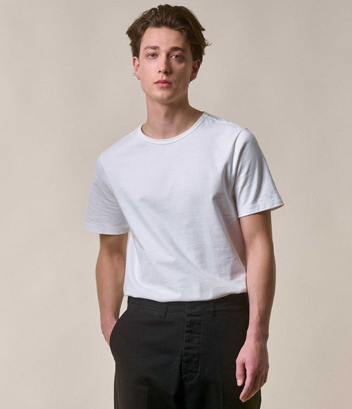 White Merz b Schwanen 215 Loopwheeled T-Shirt, casual clothing with a classic fit and smooth fabric, displayed on a hanger.