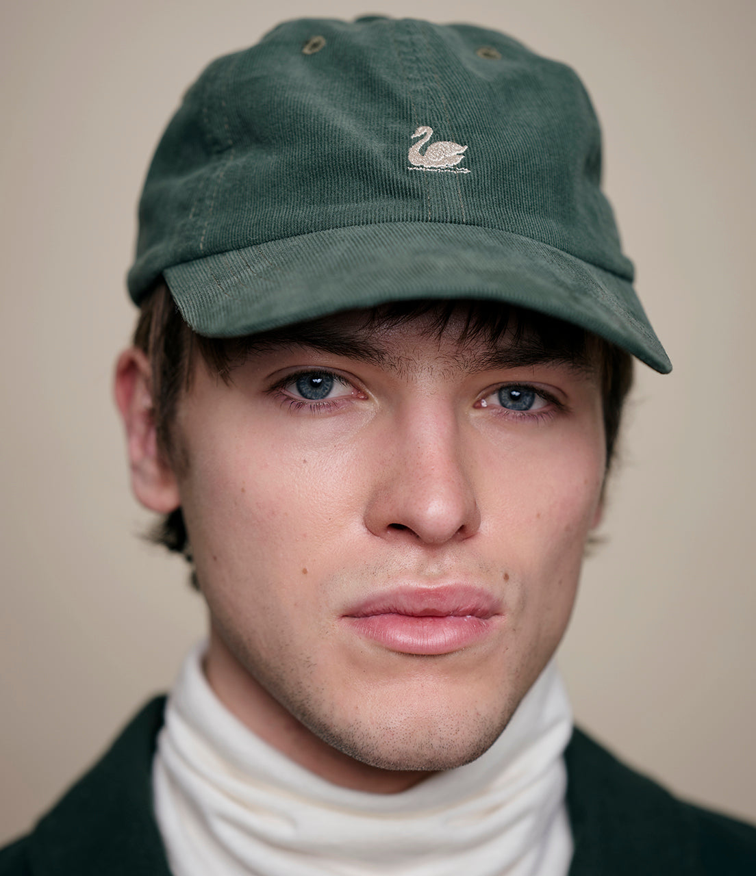 Forest green Merz b Schwanen Swan Logo Corduroy Cap, stylish accessories with a classic design and embroidered logo.