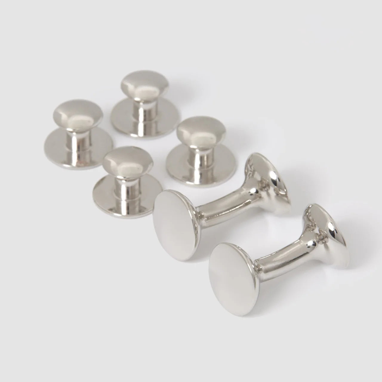 Rhodium-plated bow stud earrings set by Codis Maya, featuring brass accessories with elegant bow design.