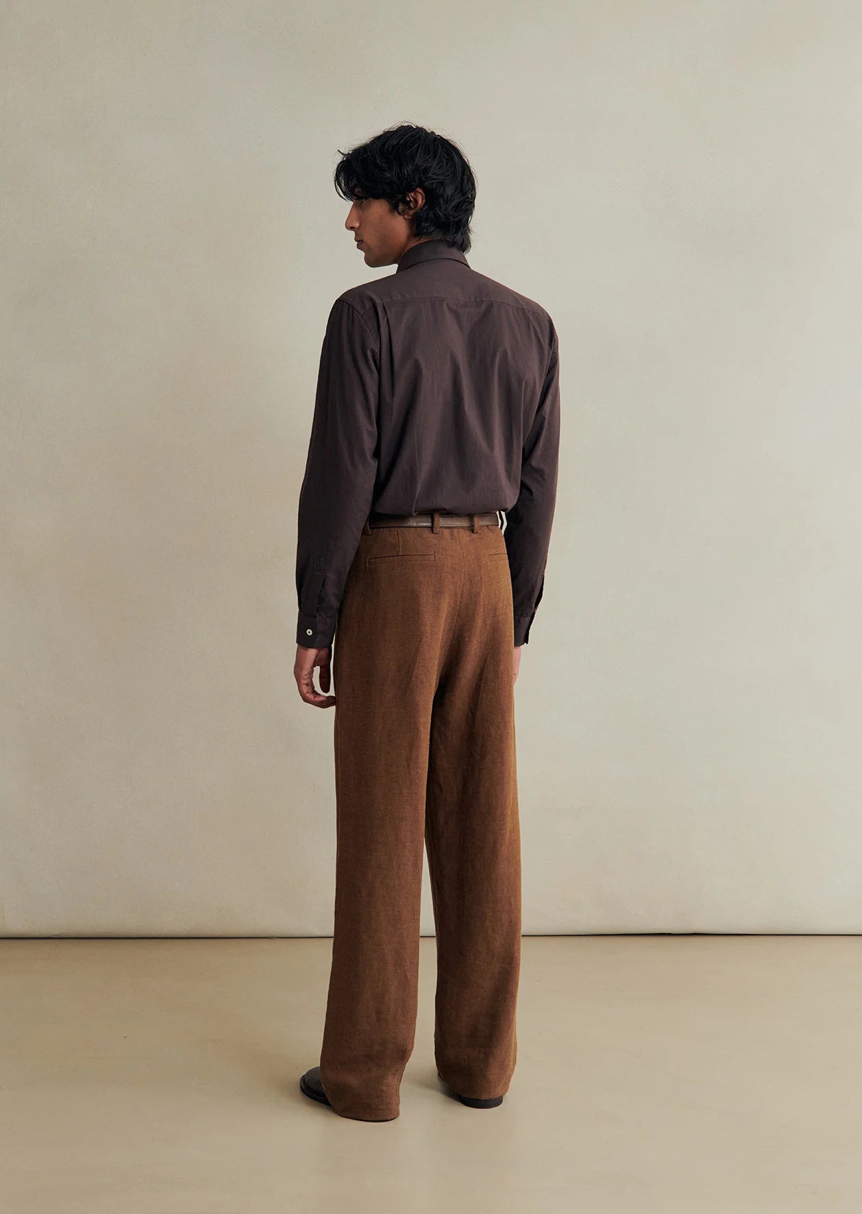De Bonne Facture Belgian wool linen one-pleat trousers in cinnamon, stylish clothing featuring tailored design and high-quality fabric.