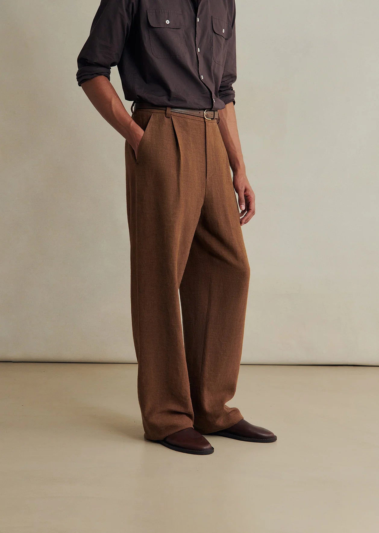 De Bonne Facture Belgian wool linen one-pleat trousers in cinnamon, showcasing tailored fit and lightweight fabric for spring-summer.