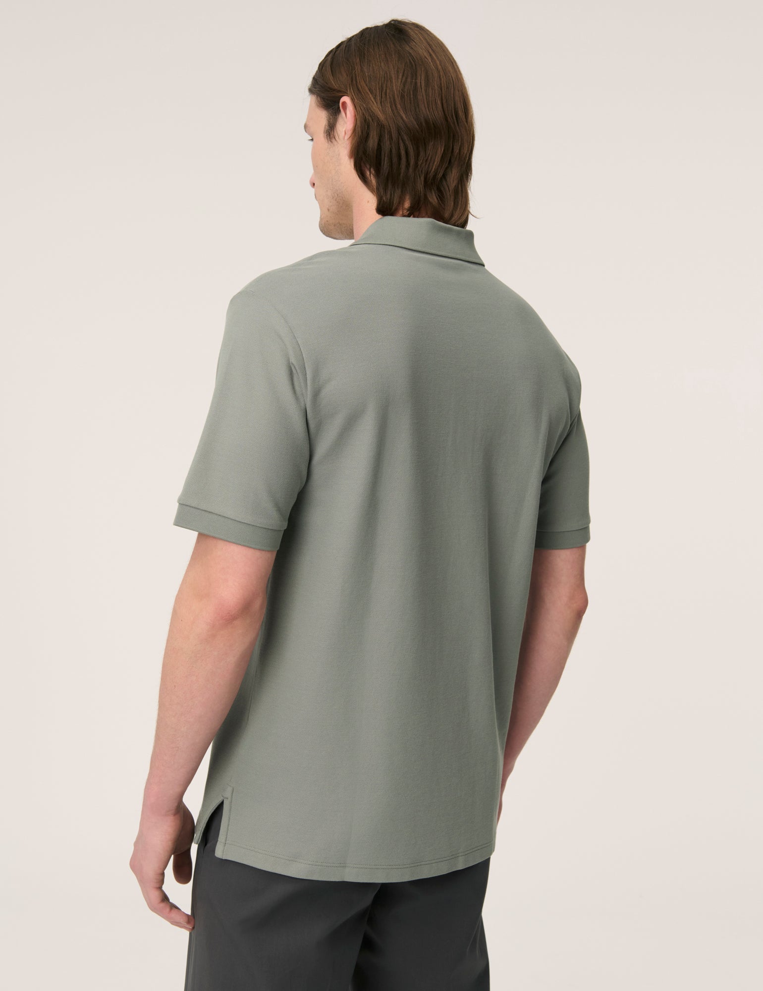 Håndværk Pique Polo in Poppy Seed color, men's casual clothing with classic collar and button front, close-up of fabric and design