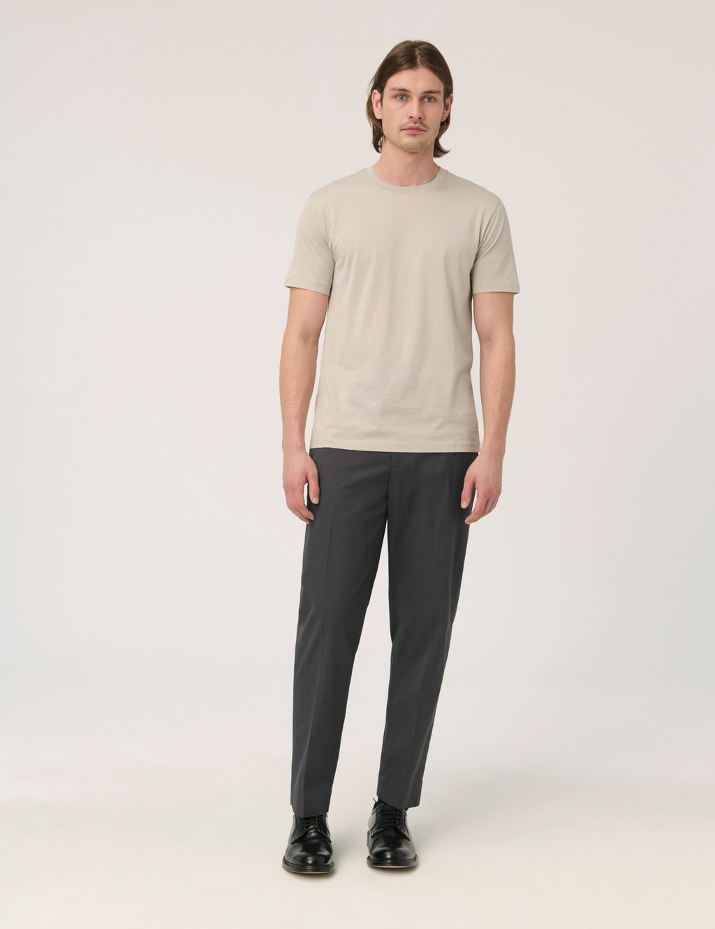 Håndværk crew neck T-shirt in foam color, made of soft cotton fabric, displayed on a hanger.