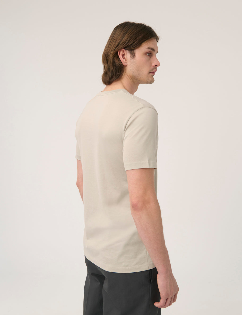Håndværk Foam crew neck T-shirt in soft fabric, featuring a classic fit and neutral color, displayed on a hanger.
