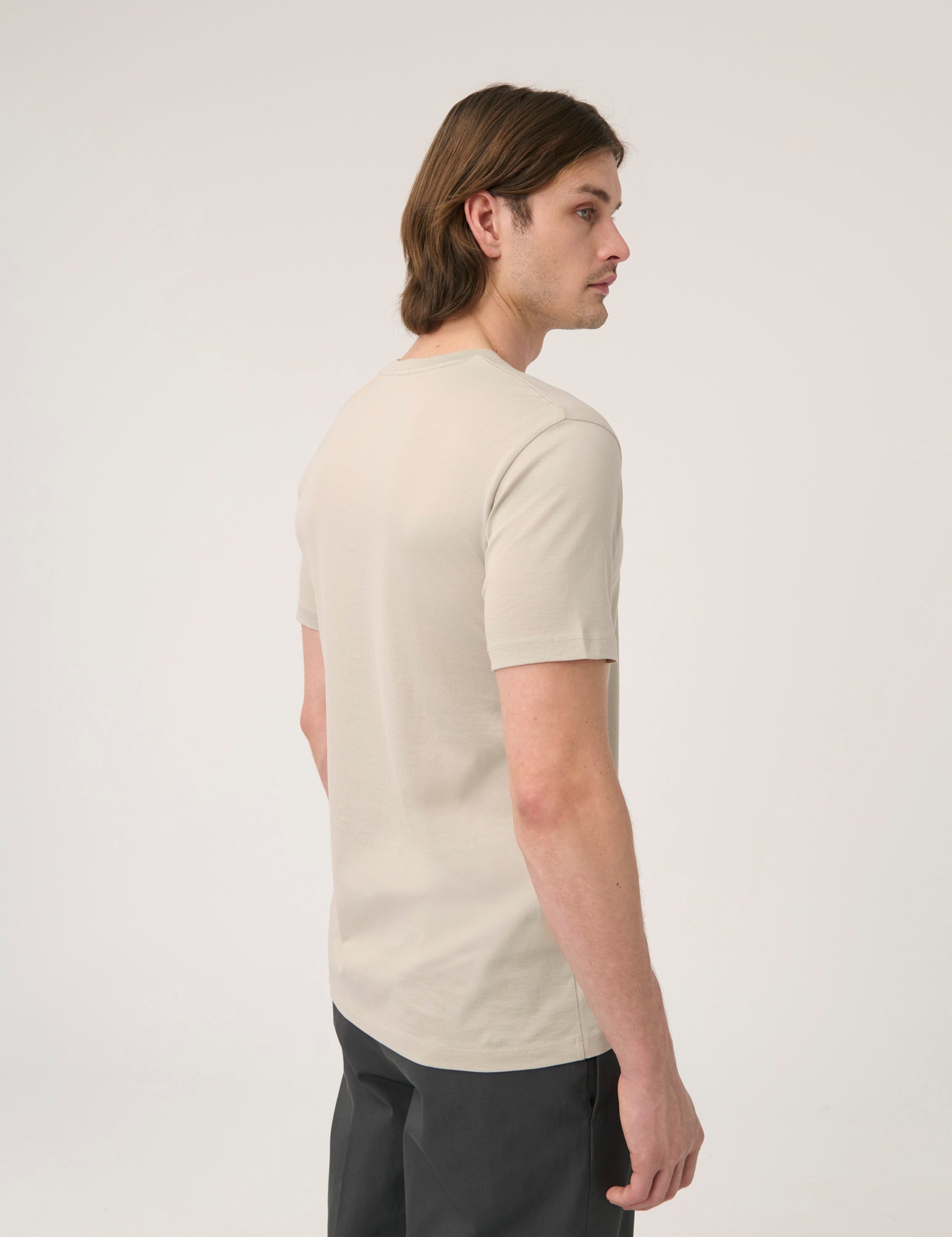 Håndværk Foam crew neck T-shirt in soft fabric, featuring a classic fit and neutral color, displayed on a hanger.