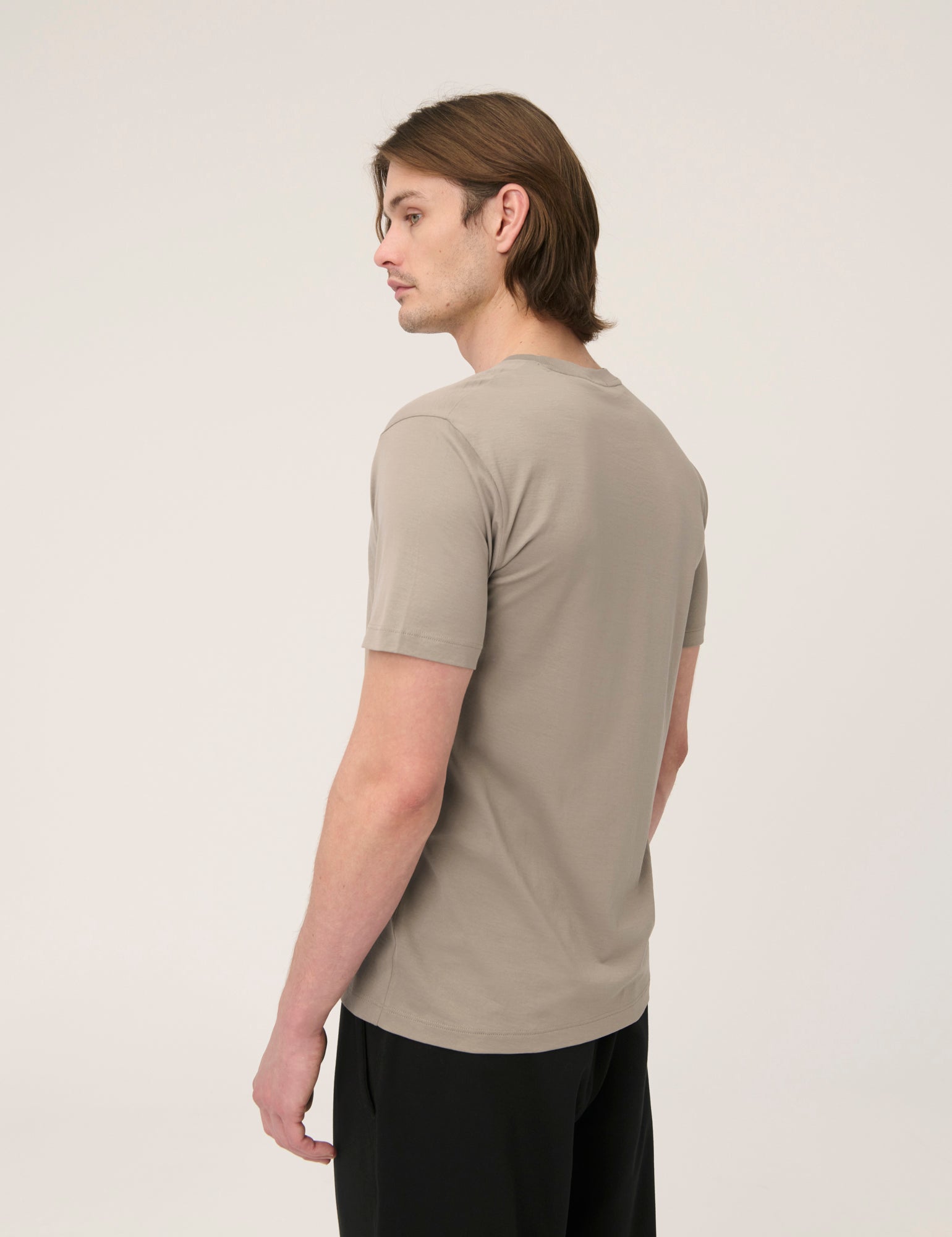 Stoneware crew neck T-shirt by håndværk, featuring a soft fabric and classic fit in a neutral stoneware color.