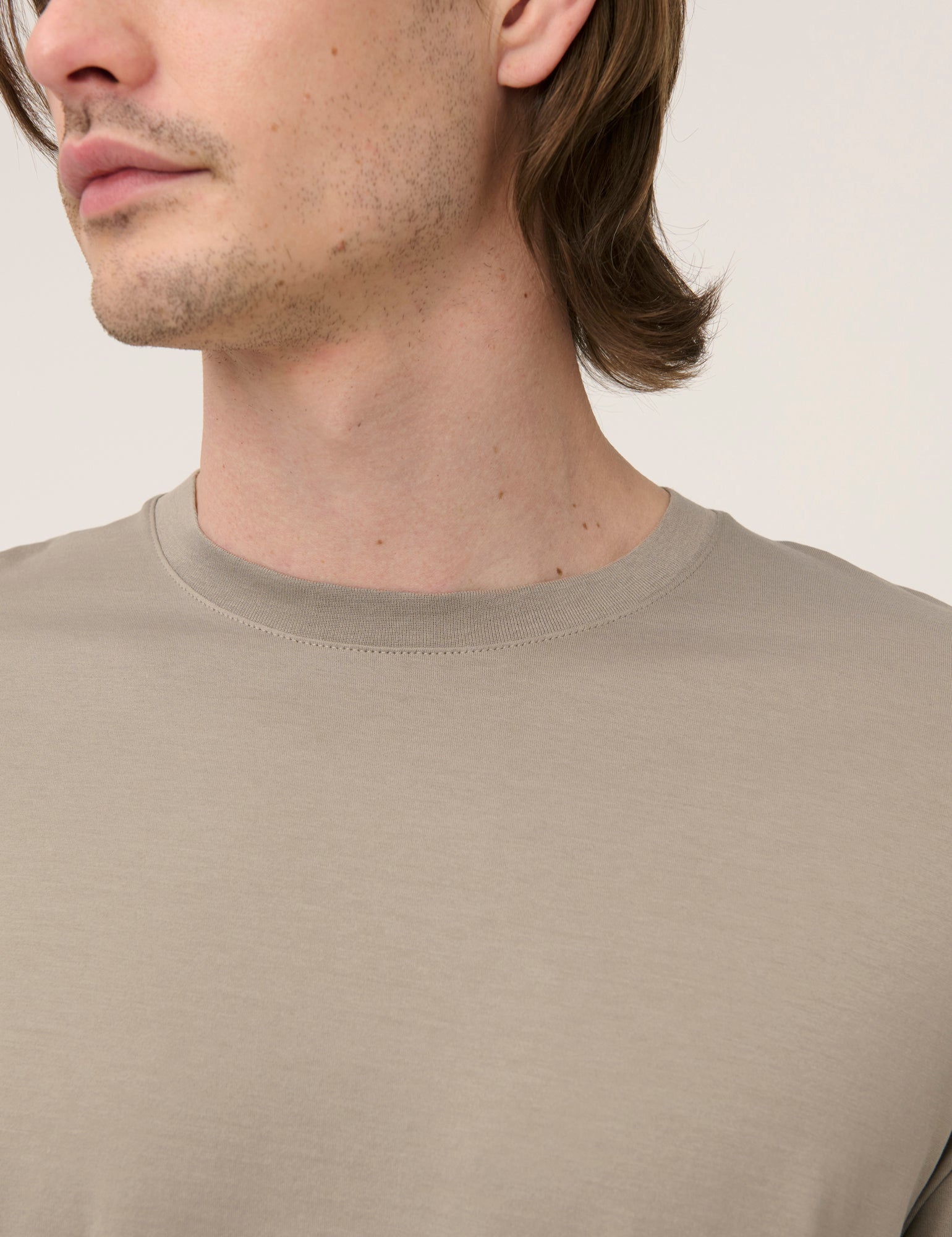 Håndværk crew neck stoneware T-shirt in neutral color, made from comfortable fabric, casual clothing for everyday wear.