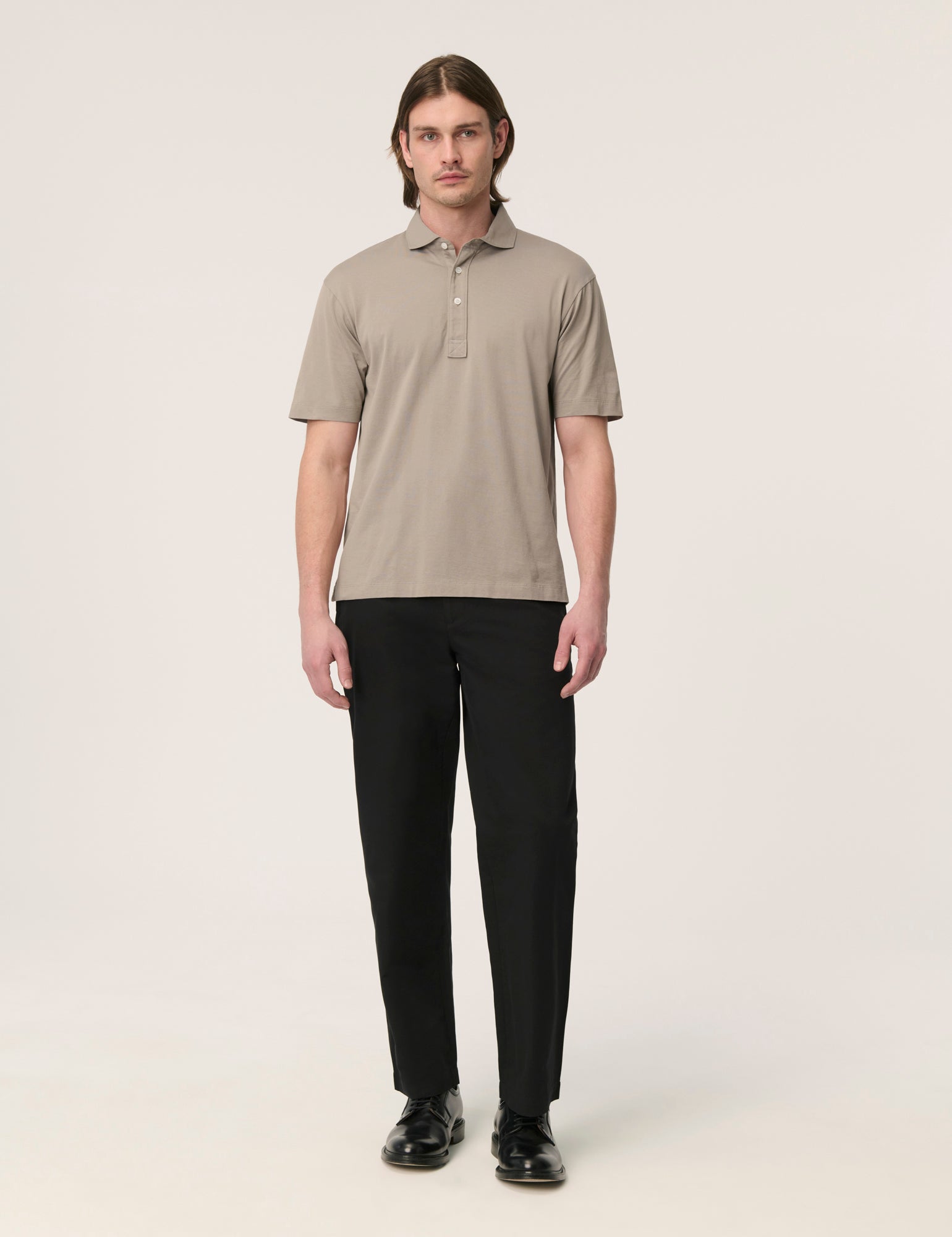 Håndværk spread collar jersey polo in stoneware color, featuring a classic collar and comfortable fabric for casual wear.