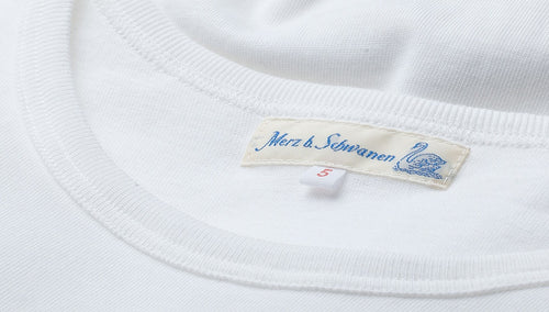 White Merz b Schwanen 215 Loopwheeled T-Shirt, casual clothing with a classic fit and smooth fabric visible in the image.