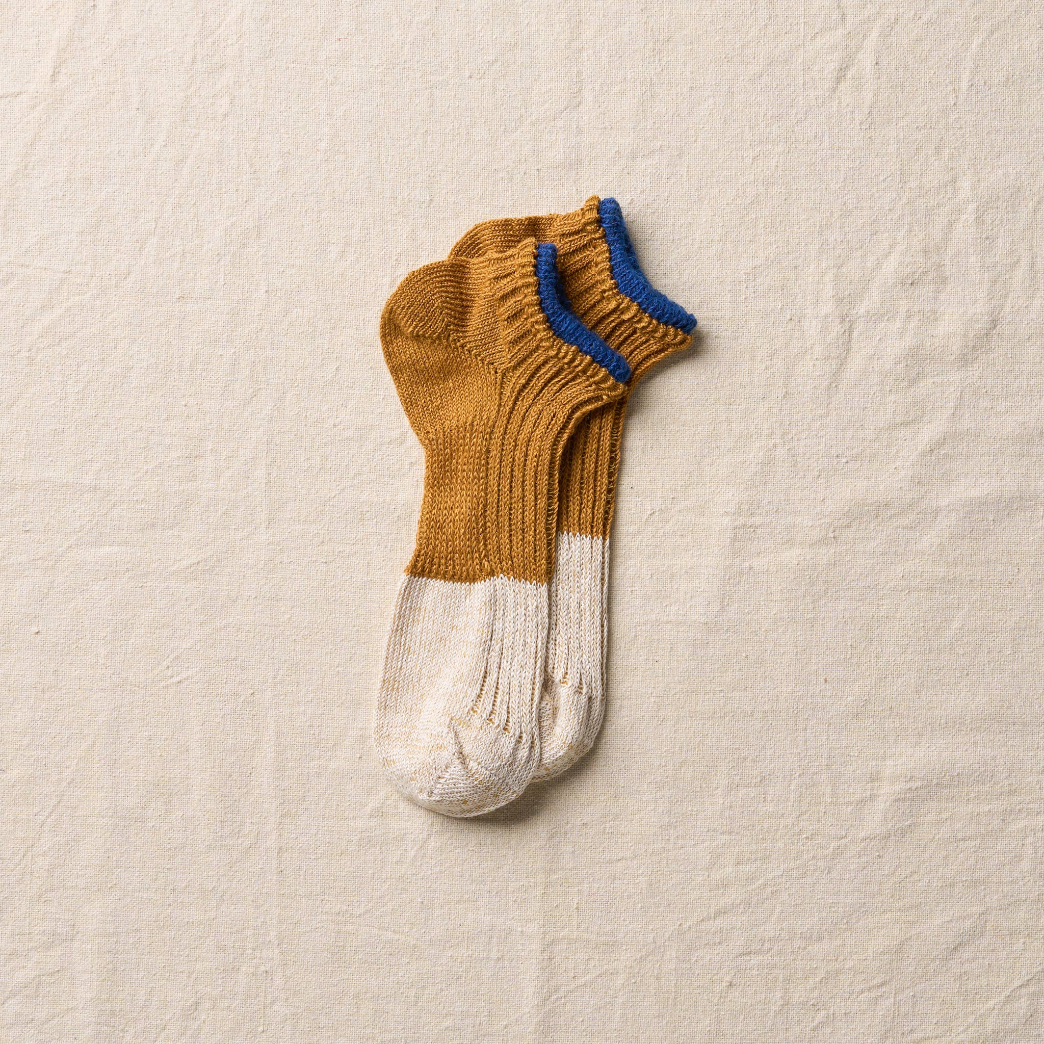 Brown linen sneaker socks by Yahae, featuring a comfortable fit and breathable fabric for everyday wear.