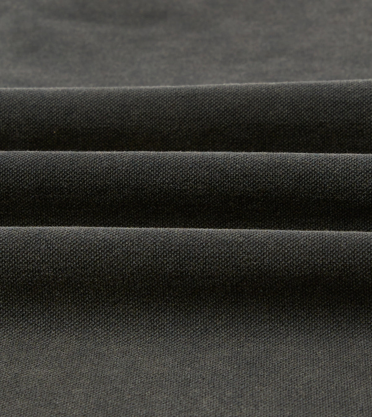 Drake's washed black pique cotton polo shirt, casual clothing with a classic collar and short sleeves, displayed on a plain background.