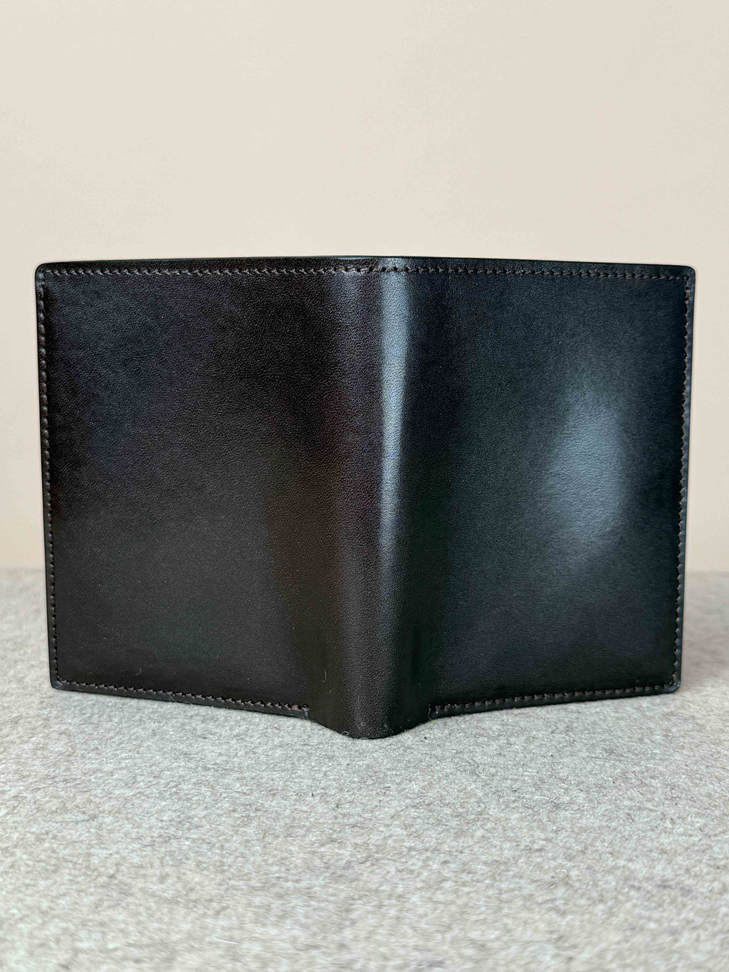Kreis Castagna Calfskin Wallet 3-3, stylish leather accessory with multiple card slots and sleek design.
