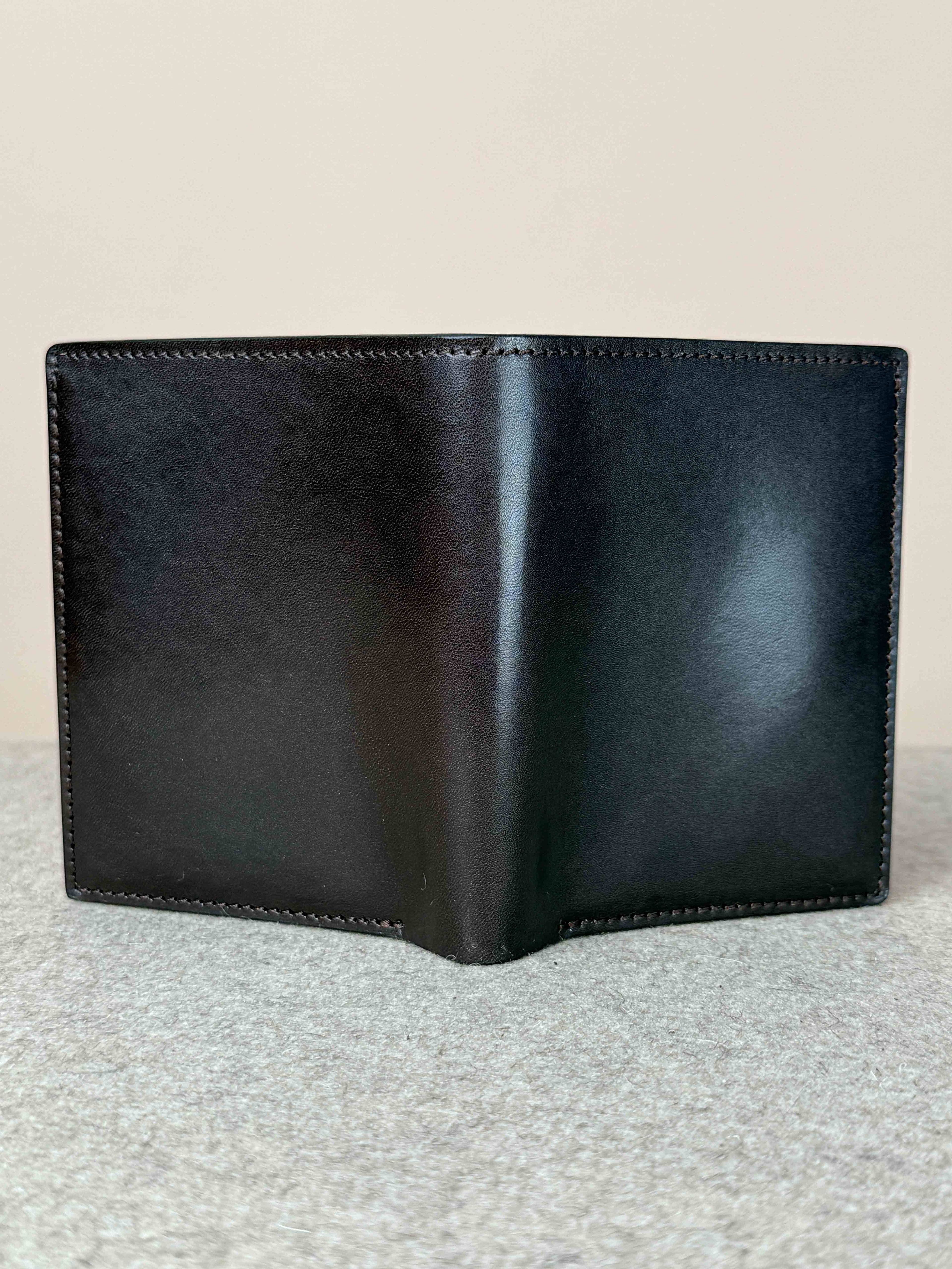 Kreis Castagna Calfskin Wallet 3-3, stylish leather accessory with multiple card slots and sleek design.