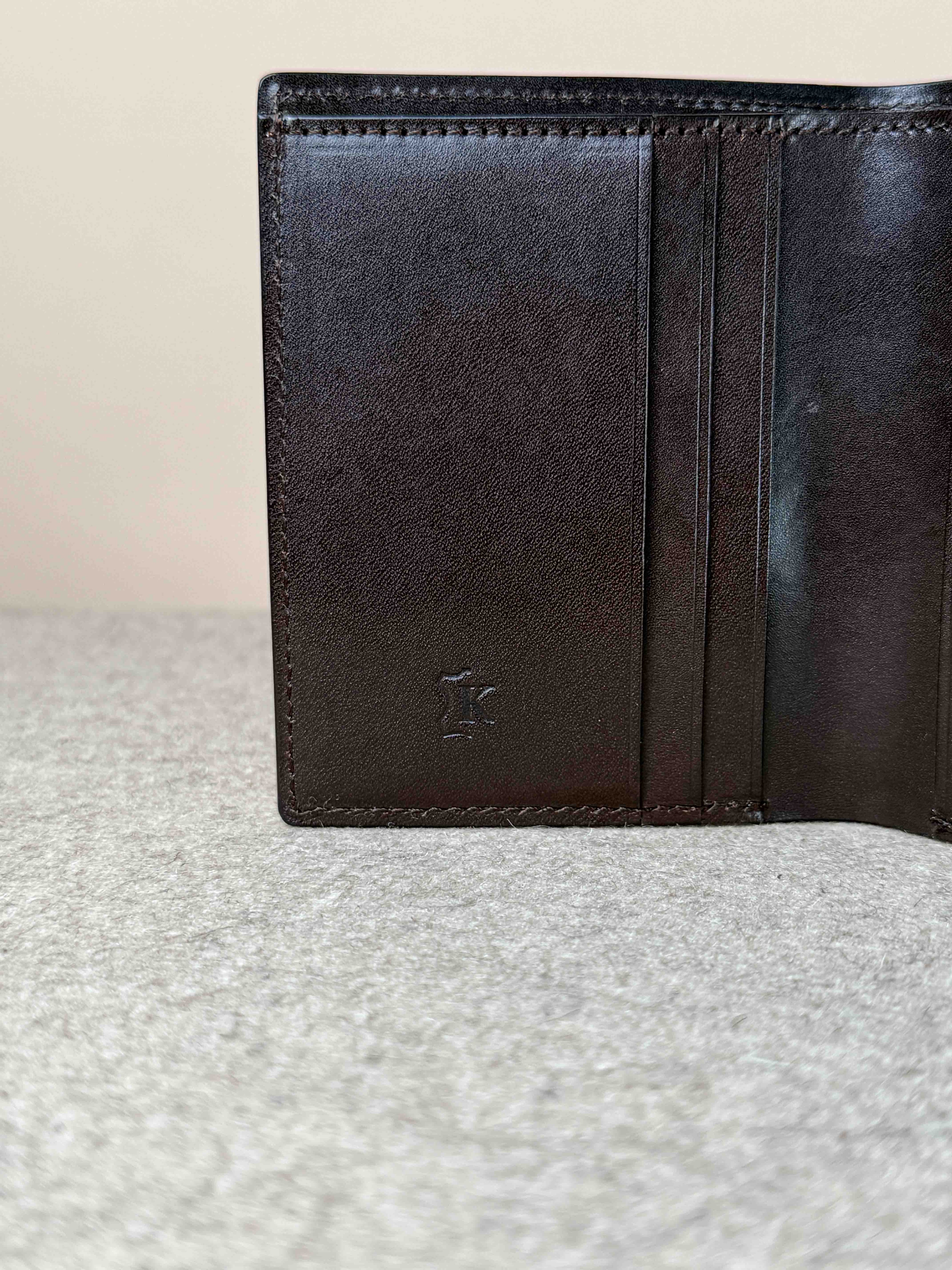 Kreis Castagna calfskin wallet with multiple card slots and sleek design, showcasing fine craftsmanship and smooth leather finish.