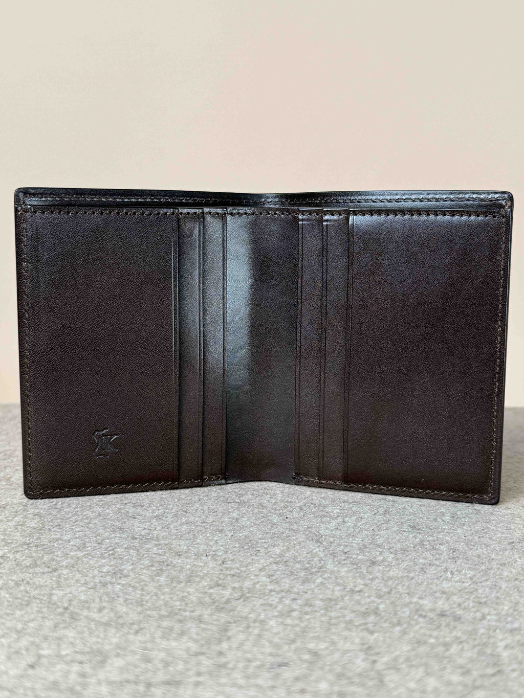 Kreis Castagna calfskin wallet with multiple card slots and sleek design, made of high-quality leather accessories.