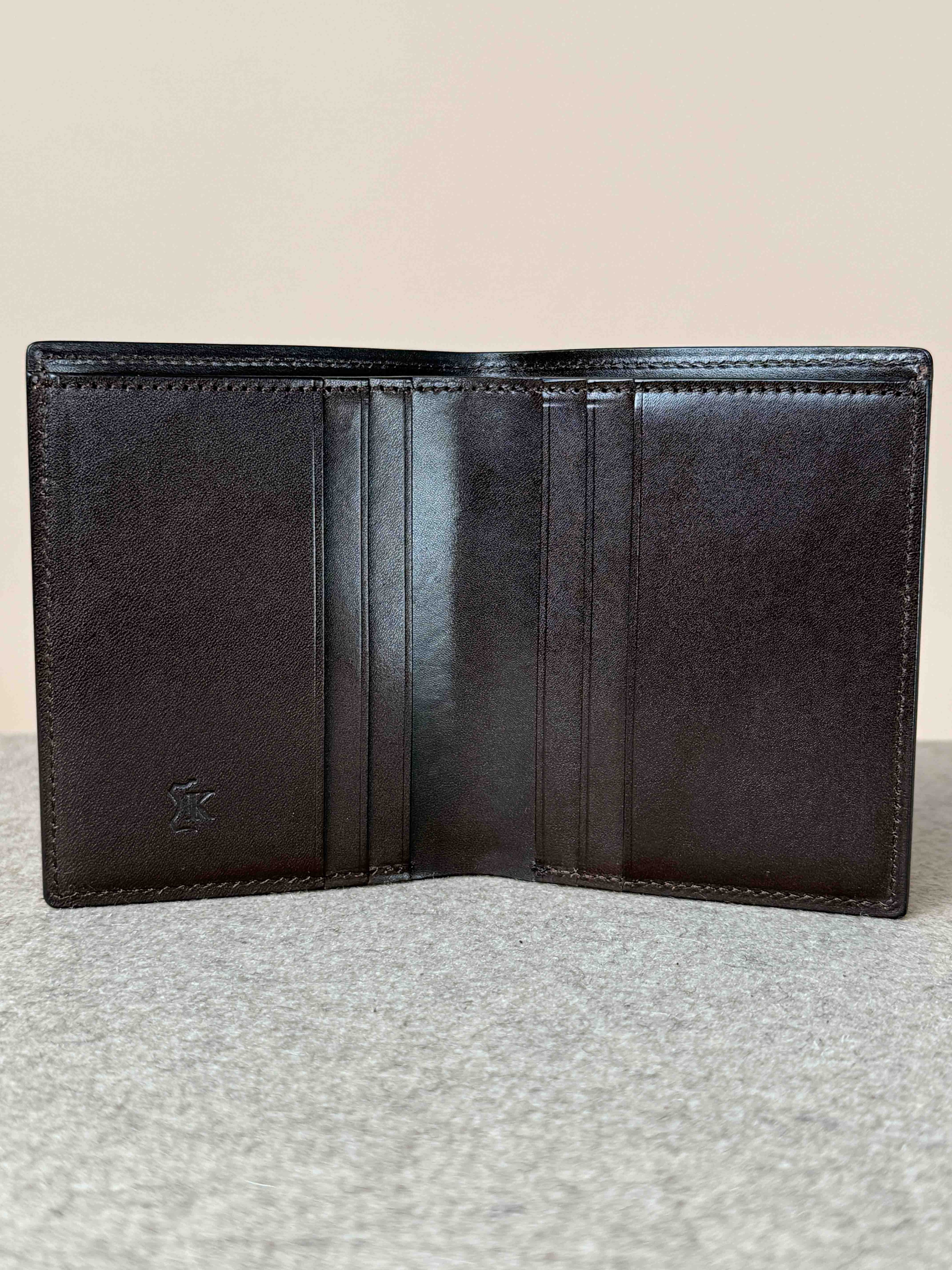 Kreis Castagna calfskin wallet with multiple card slots and sleek design, made of high-quality leather accessories.