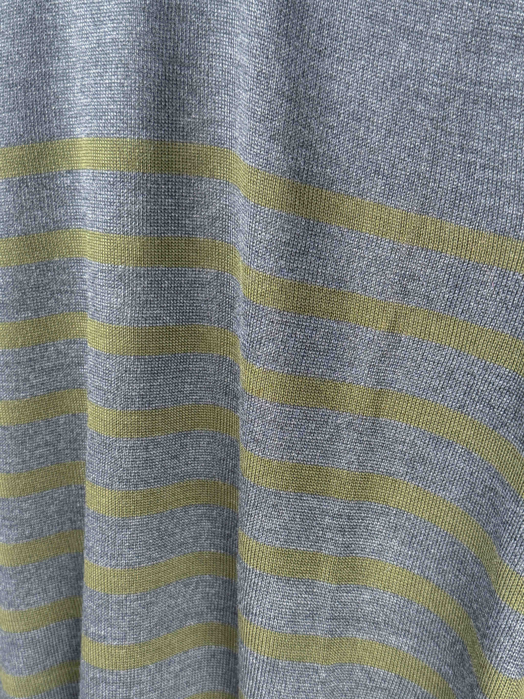 Gray and green Intermède silk knitted T-shirt by Lutays, showing close-up of soft, textured fabric and stylish fit.
